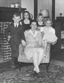 mother Bernice with George, Nancy, Sally, and Martha about 1944
